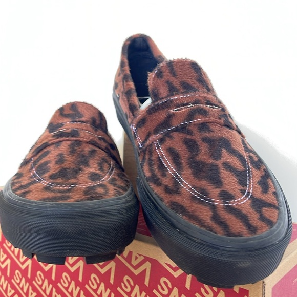 Van’s WMNS Style 53
Leopard Brown/Black
VN000CQPY49
Sneakers - Picture 6 of 16